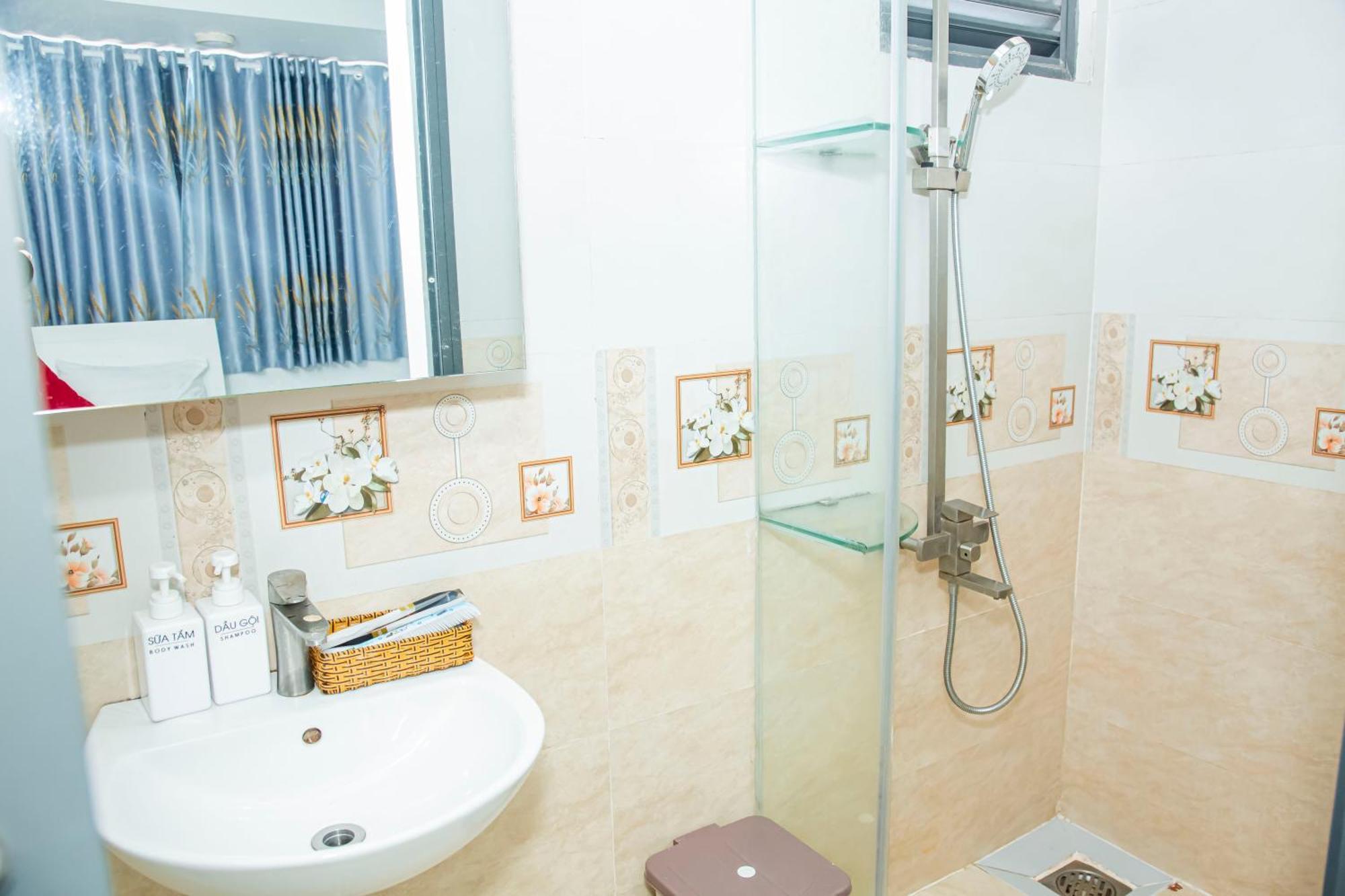 Khách sạn Gia Bảo Quận 7 *